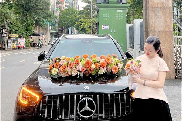 Ly Kute shows a photo of her holding wedding flowers, fans urge her to get married-2