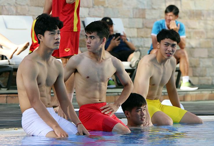 Dàn cầu thủ U23 Việt Nam lột áo khoe body, nhìn đâu mê đó-1