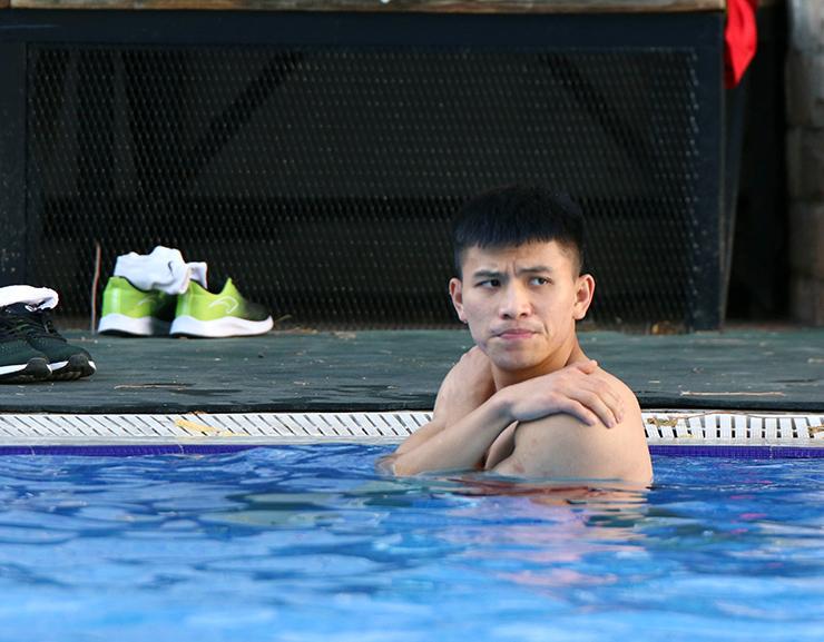 Dàn cầu thủ U23 Việt Nam lột áo khoe body, nhìn đâu mê đó-2