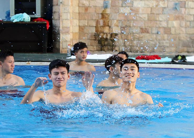 Dàn cầu thủ U23 Việt Nam lột áo khoe body, nhìn đâu mê đó-5