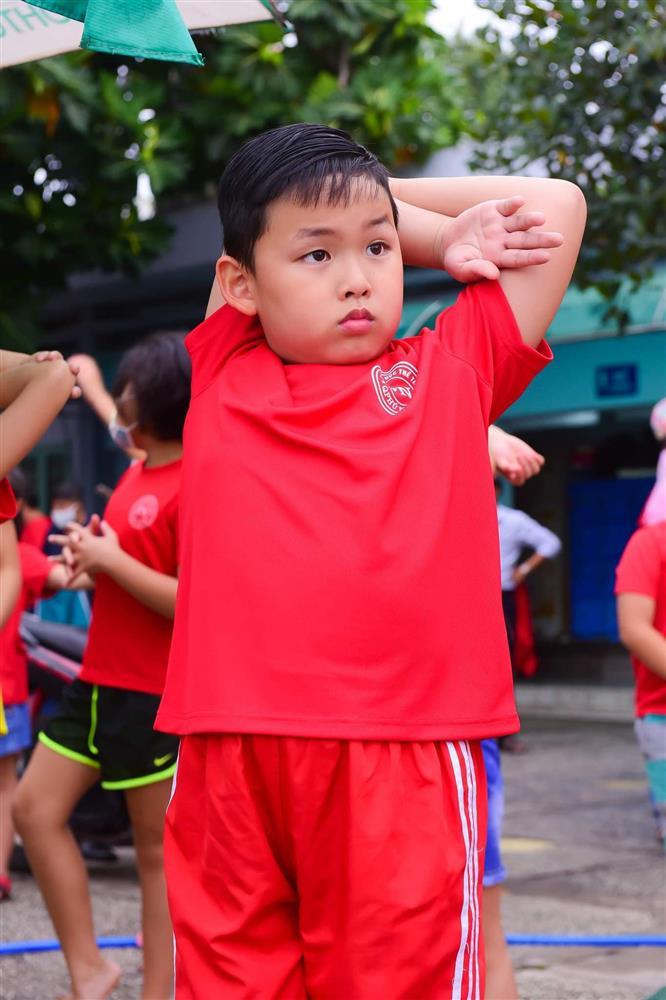 Miss Diem Huong was upset when her son was forced to compete in a swimming competition-7