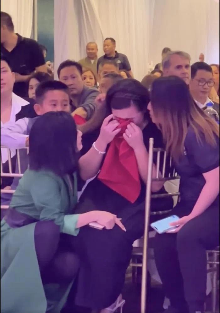 Con gái Phi Nhung khóc nức nở trong đêm nhạc về mẹ-2