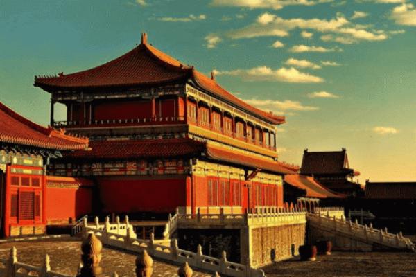 Why does the Forbidden City never see a spot of bird droppings?