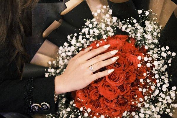 Chàng trai cầu hôn bạn gái hàng chục lần mà nữ chính không hay biết-13