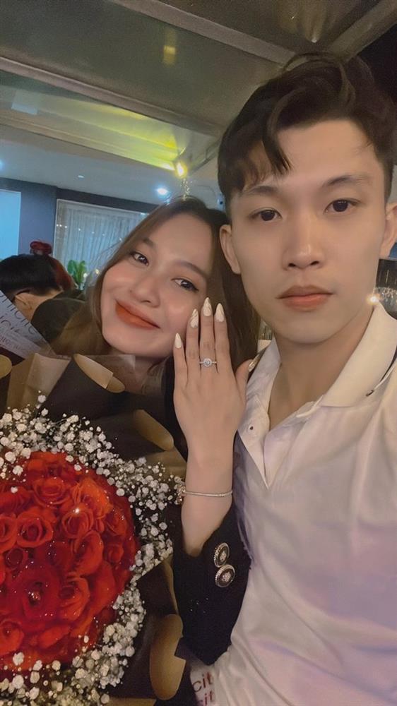 Chàng trai cầu hôn bạn gái hàng chục lần mà nữ chính không hay biết-16