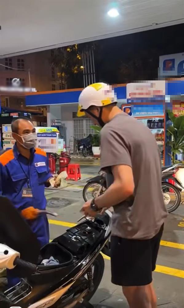 Loạt ảnh giản dị hiếm có khó tìm Đặng Văn Lâm khi ở Việt Nam-2