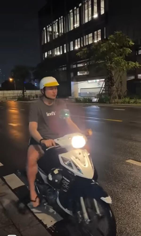 Loạt ảnh giản dị hiếm có khó tìm Đặng Văn Lâm khi ở Việt Nam-3