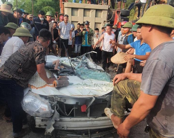Hoa Binh: Land truck overturned on passenger car, 4 injured-2