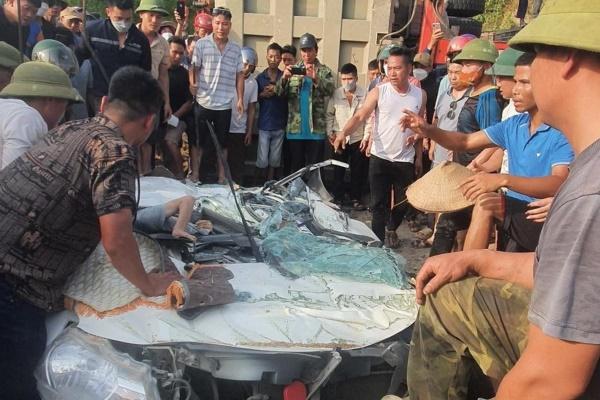 Vehicle flips in Hoa Binh, causing 4 injuries