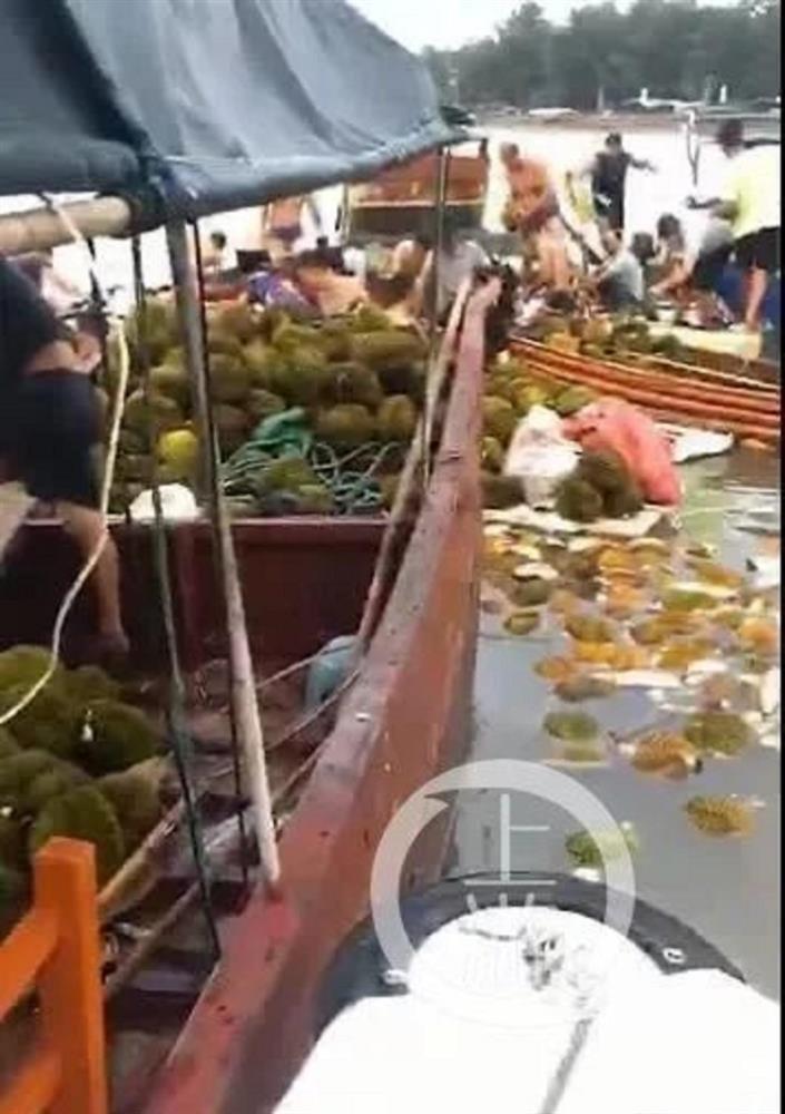 Hôi sầu riêng từ thuyền hàng bị lật, hơn 500 người xanh mặt nhập viện-1