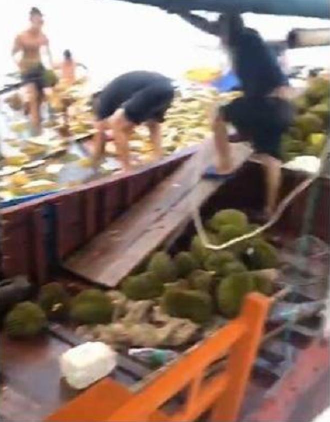 Hôi sầu riêng từ thuyền hàng bị lật, hơn 500 người xanh mặt nhập viện-2