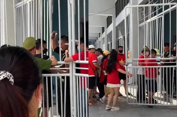 Bùi Tiến Dũng và vợ gặp sự cố, phải mặc áo đỏ mới được vào sân-2