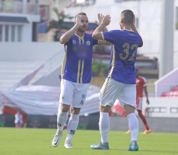 Bùi Tiến Dũng và vợ gặp sự cố, phải mặc áo đỏ mới được vào sân-3