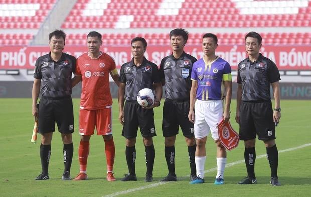 Bùi Tiến Dũng và vợ gặp sự cố, phải mặc áo đỏ mới được vào sân-4