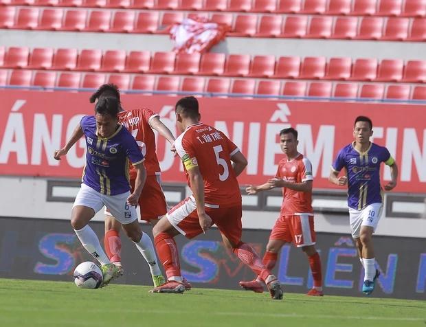 Bùi Tiến Dũng và vợ gặp sự cố, phải mặc áo đỏ mới được vào sân-6