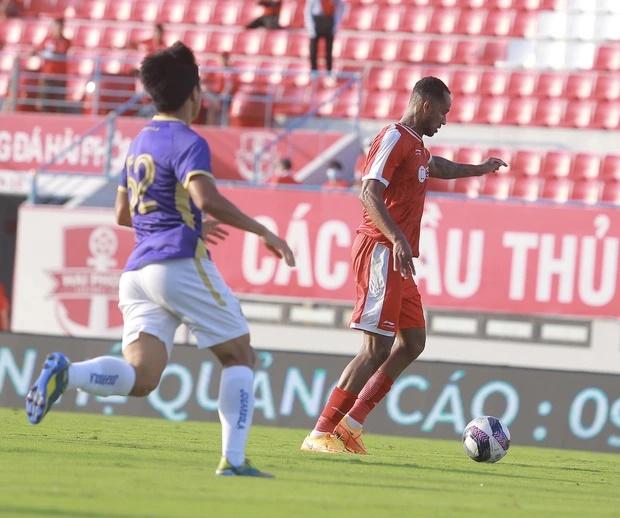 Bùi Tiến Dũng và vợ gặp sự cố, phải mặc áo đỏ mới được vào sân-7