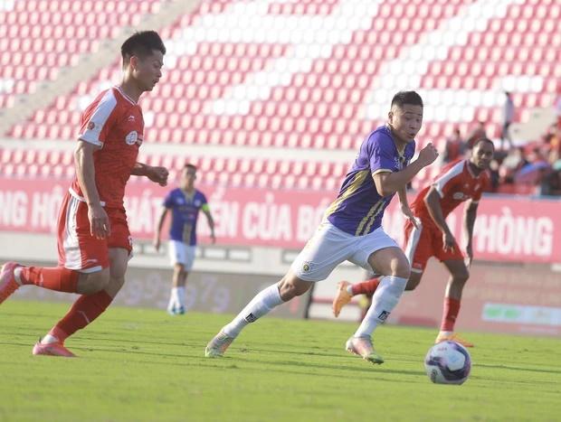 Bùi Tiến Dũng và vợ gặp sự cố, phải mặc áo đỏ mới được vào sân-8