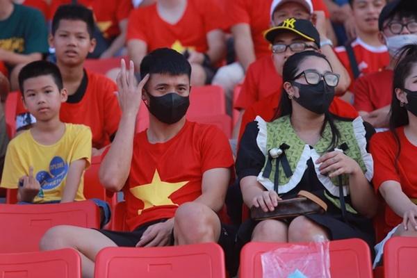 Bui Tien Dung and his wife are not allowed to enter the field to watch football