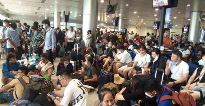 Customers are still scattered at Tan Son Nhat, reflecting the airline's lack of responsibility-1