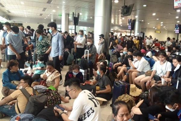 Customers are still scattered at Tan Son Nhat airport