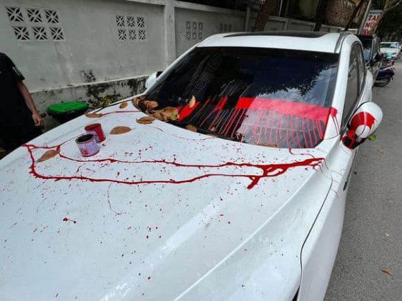 Chủ xe đỗ thiếu ý thức, xế hộp bị tạt sơn nhìn đỏ như máu-2