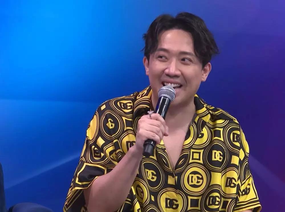 Trấn Thành đi làm với bộ cánh sến sẩm, tự cộng thêm 20 tuổi-12