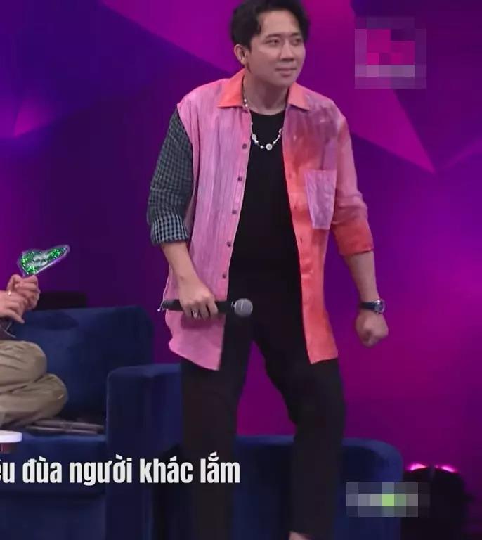 Trấn Thành như cụ ông với bộ cánh lạ lùng dẫn Người Ấy Là Ai-19