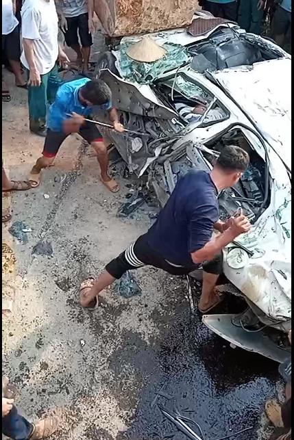 Clip: Giây phút xe tải lật nghiêng, đè bẹp xe con khiến 3 người tử vong-3