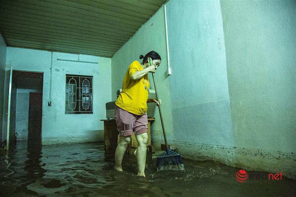 Hàng trăm hộ dân sống giữa Thủ đô vẫn bị ngập lụt, sắm thuyền để đi-1