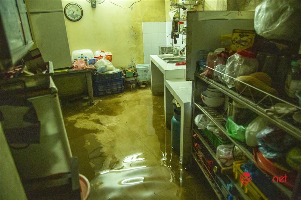 Hàng trăm hộ dân sống giữa Thủ đô vẫn bị ngập lụt, sắm thuyền để đi-2