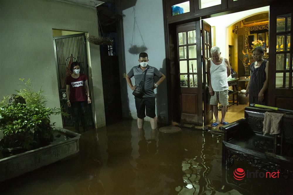 Hàng trăm hộ dân sống giữa Thủ đô vẫn bị ngập lụt, sắm thuyền để đi-3