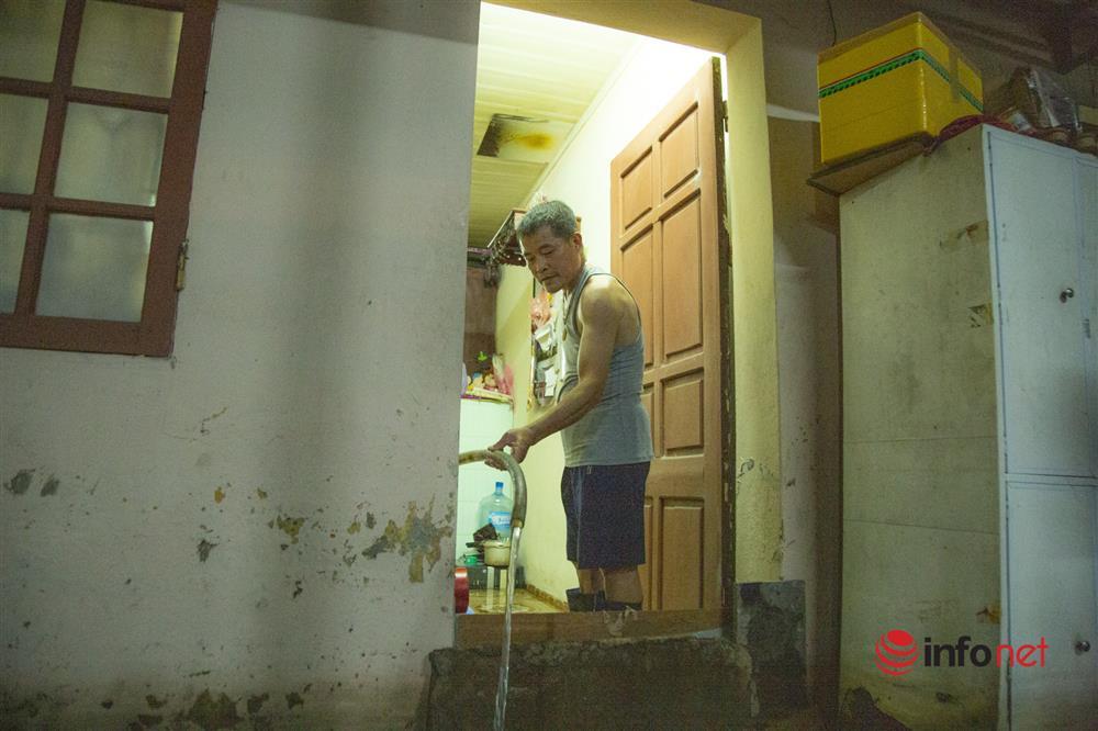 Hàng trăm hộ dân sống giữa Thủ đô vẫn bị ngập lụt, sắm thuyền để đi-4