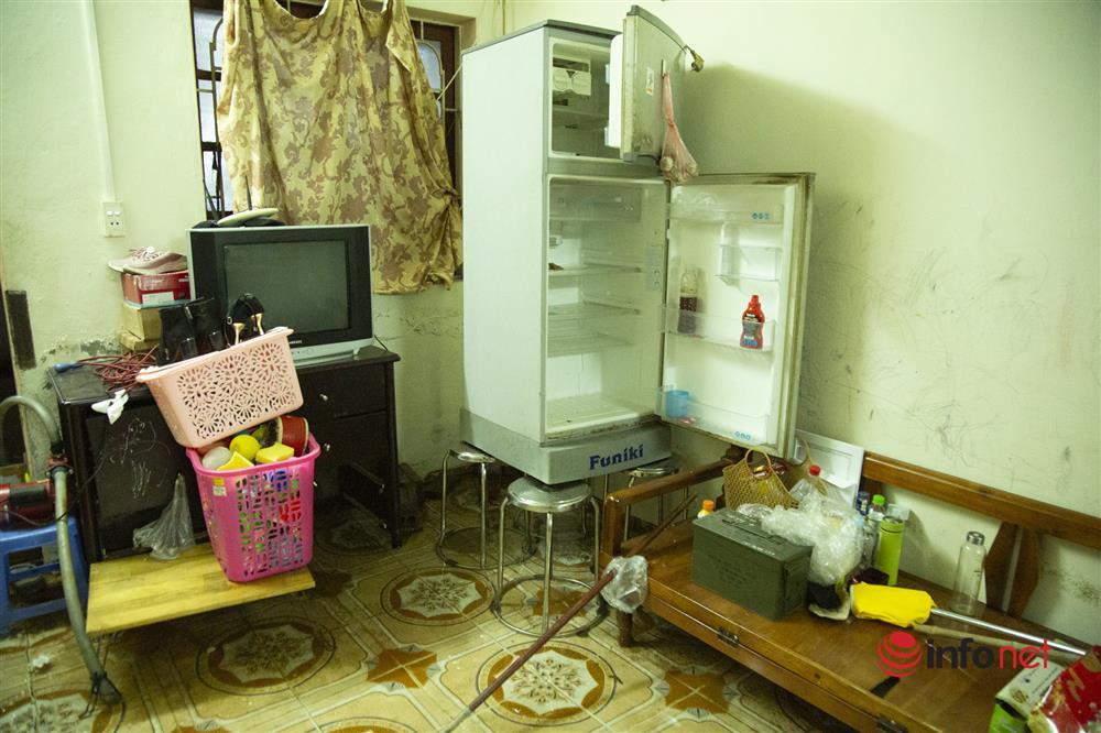 Hàng trăm hộ dân sống giữa Thủ đô vẫn bị ngập lụt, sắm thuyền để đi-6