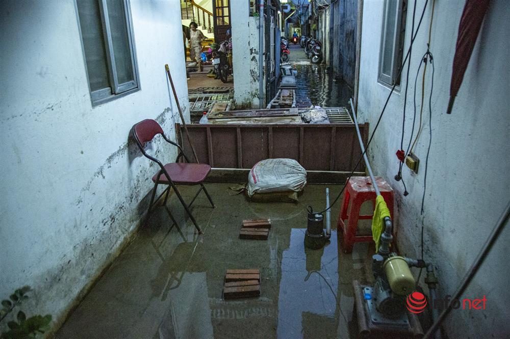 Hàng trăm hộ dân sống giữa Thủ đô vẫn bị ngập lụt, sắm thuyền để đi-7