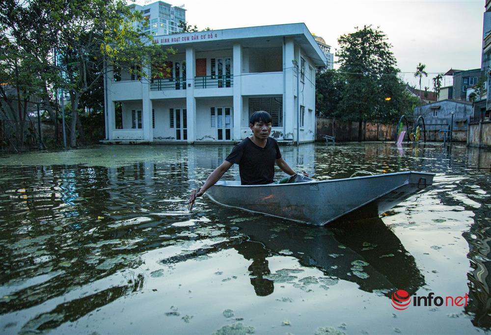 Hàng trăm hộ dân sống giữa Thủ đô vẫn bị ngập lụt, sắm thuyền để đi-8