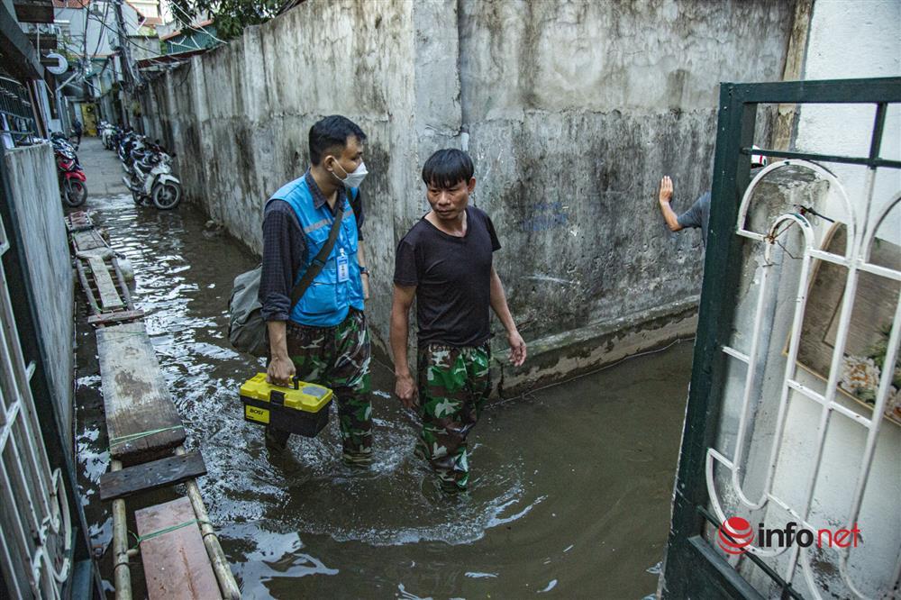 Hàng trăm hộ dân sống giữa Thủ đô vẫn bị ngập lụt, sắm thuyền để đi-11