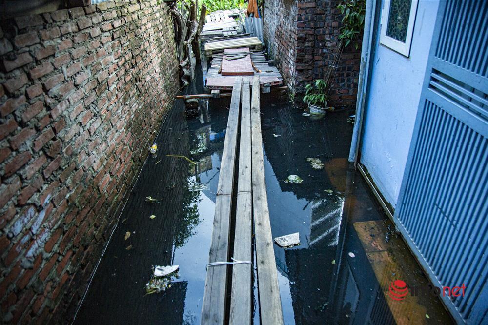 Hàng trăm hộ dân sống giữa Thủ đô vẫn bị ngập lụt, sắm thuyền để đi-12