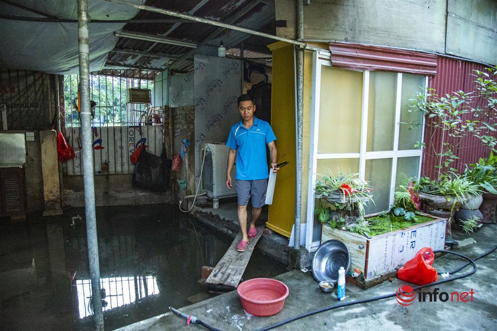 Hàng trăm hộ dân sống giữa Thủ đô vẫn bị ngập lụt, sắm thuyền để đi-14