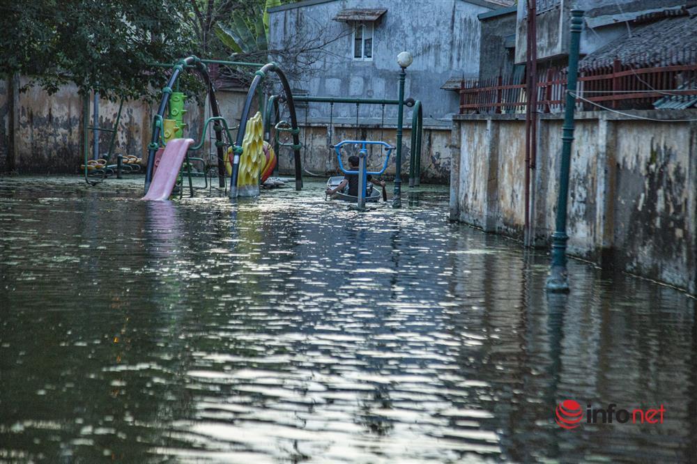 Hàng trăm hộ dân sống giữa Thủ đô vẫn bị ngập lụt, sắm thuyền để đi-9