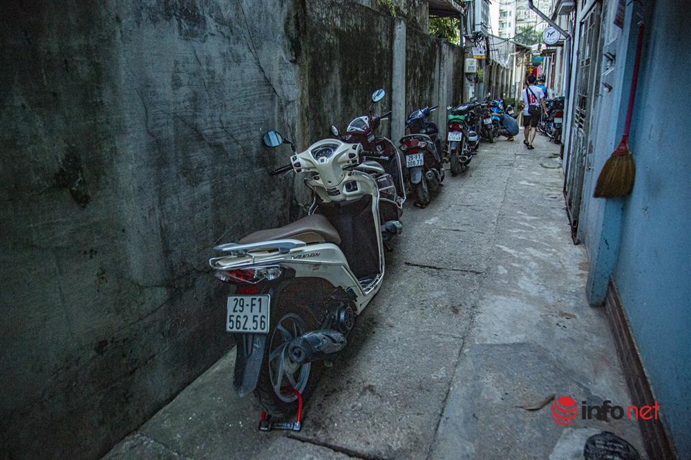 Hàng trăm hộ dân sống giữa Thủ đô vẫn bị ngập lụt, sắm thuyền để đi-15