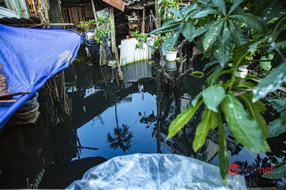 Hàng trăm hộ dân sống giữa Thủ đô vẫn bị ngập lụt, sắm thuyền để đi-16