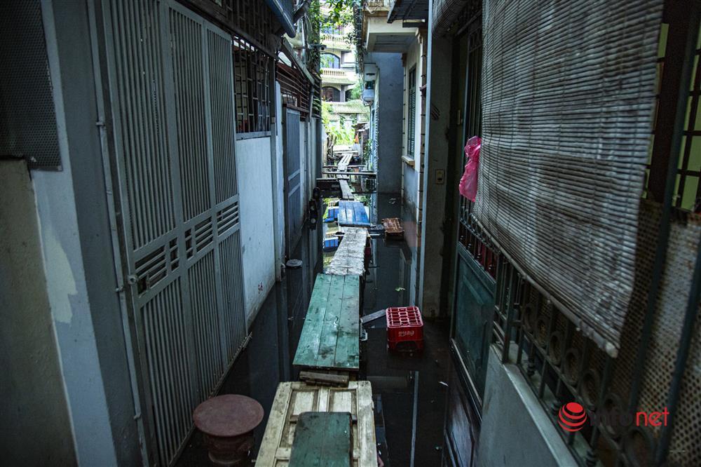 Hàng trăm hộ dân sống giữa Thủ đô vẫn bị ngập lụt, sắm thuyền để đi-17