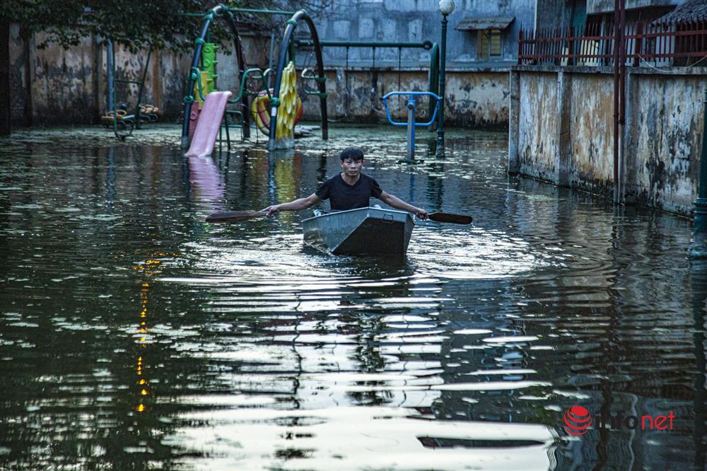 Hàng trăm hộ dân sống giữa Thủ đô vẫn bị ngập lụt, sắm thuyền để đi-18