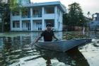 Hàng trăm hộ dân sống giữa Thủ đô vẫn bị ngập lụt, sắm thuyền để đi