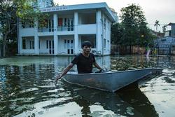 Hàng trăm hộ dân sống giữa Thủ đô vẫn bị ngập lụt, sắm thuyền để đi
