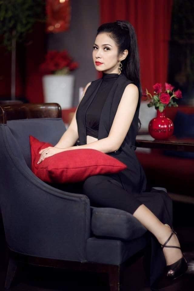 Việt Trinh chịu 10 năm thị phi vì chàng trai giấu mặt-6