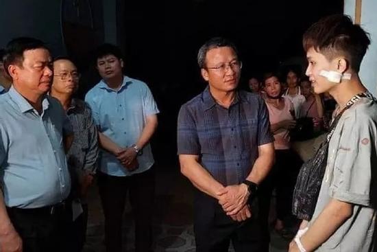 Xe tải đè nát xe con: Vì sao nam thanh niên sống sót kỳ diệu?