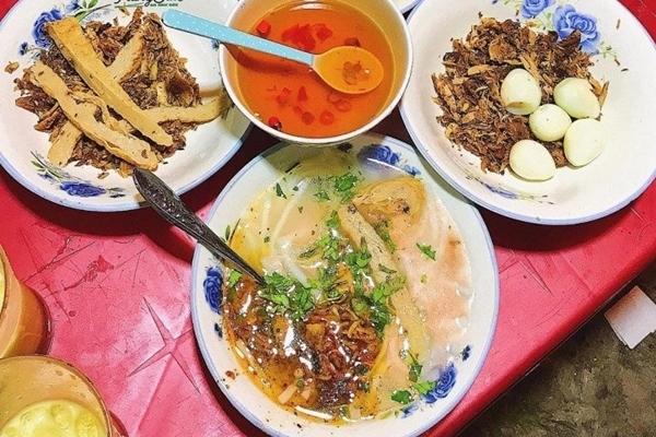 Cây tình yêu ở sông Hàn - Đà Nẵng bị đổ gãy sau bão Noru-7