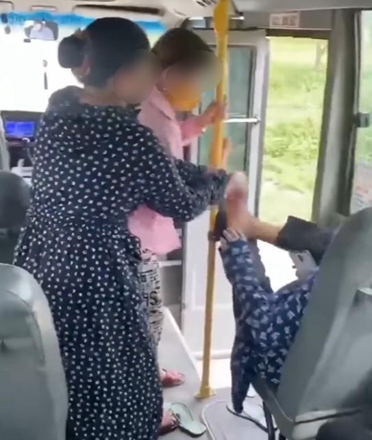 Putting her foot on the bus barrier was reminded, the stubborn woman caused anger-2