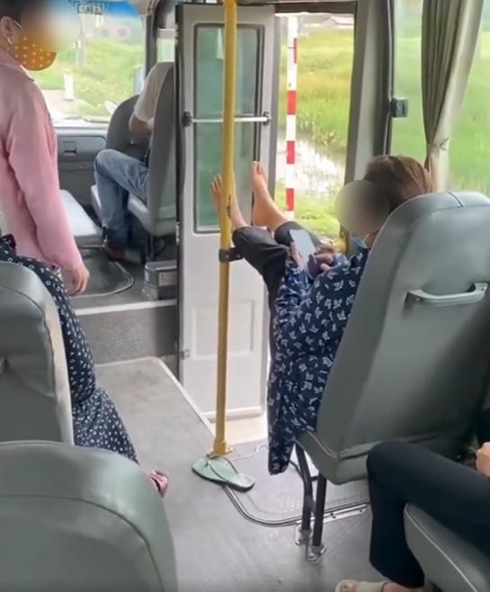 Gác chân lên thanh chắn xe buýt bị nhắc nhở, người phụ nữ cố chấp gây bức xúc-3